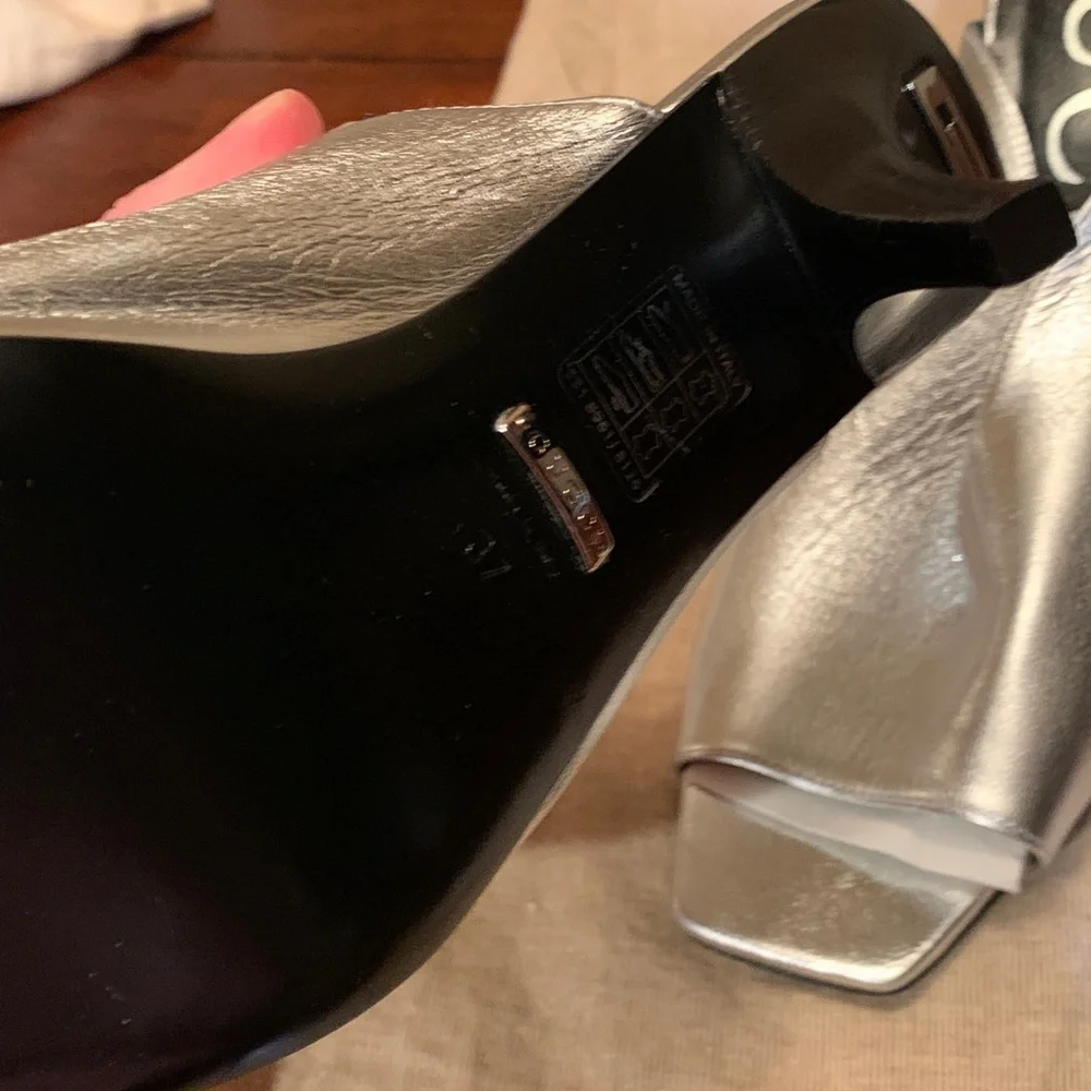 Brand new, rare,authentic ,real leather silver  Gucci shoes,made in Italy,size 7 - Picture 3 of 17